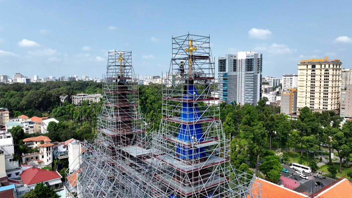 Hình ảnh hoàn thiện lắp đặt của 2 cây Thánh giá trên nóc Nhà thờ Đức Bà Sài Gòn.