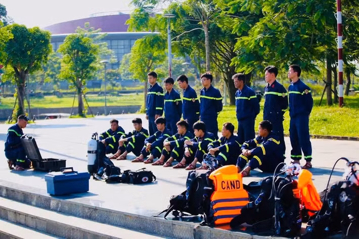 Những ngày đầu hè, khi nền nhiệt tại khu vực miền Trung liên tục ở mức cao, các cán bộ, chiến sĩ Phòng Cảnh sát PCCC và CNCH Công an TP Huế vẫn miệt mài trên thao trường đặc biệt – những dòng sông, khu vực mặt nước phục vụ công tác huấn luyện cứu nạn, cứu hộ.