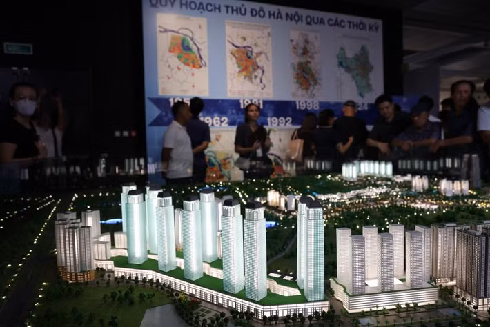 Tại khu vực trưng bày, hình ảnh mô phỏng các cây cầu mới bắc qua sông Hồng cùng hệ thống giao thông kết nối liên vùng được tái hiện bằng công nghệ trình chiếu kết hợp mô hình kiến trúc. Những phối cảnh về các khu đô thị xanh, công viên ven sông và các trung tâm dịch vụ hiện đại giúp người xem có thêm hình dung về một Hà Nội phát triển năng động trong tương lai.