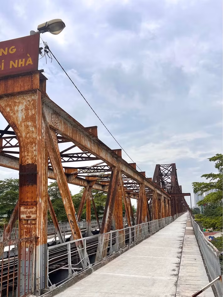 Mặt đường trên cầu Long Biên láng mịn.