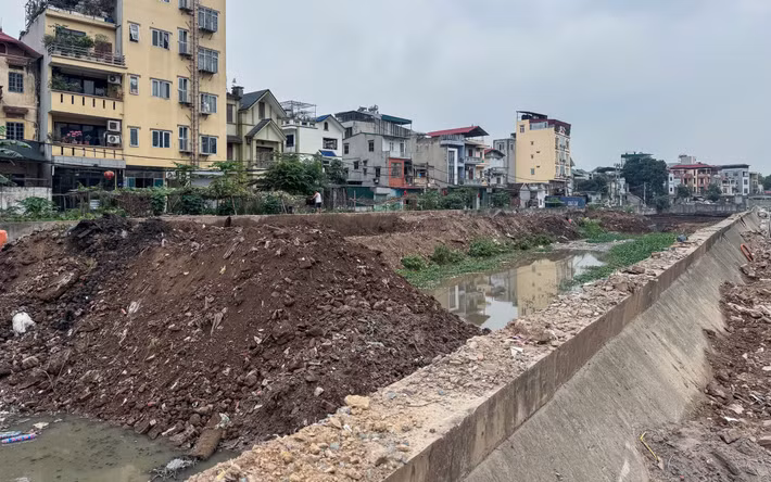 Người dân sinh sống dọc tuyến đường Ngô Quyền cũng rất mong muốn dự án sớm hoàn thành để người dân có được môi trường sống sạch sẽ, không còn ngập úng, khói bụi...