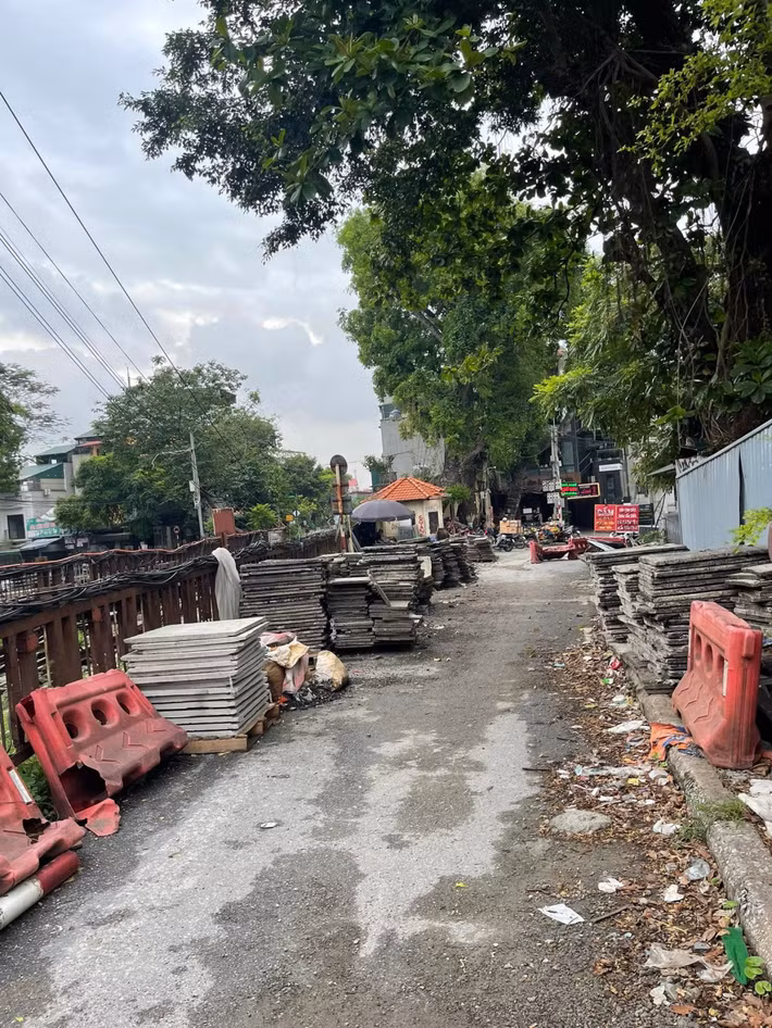 Đường dẫn lên cầu phía từ Long Biên cũng được gấp rút dọn dẹp để chuẩn bị cho người dân lưu thông.