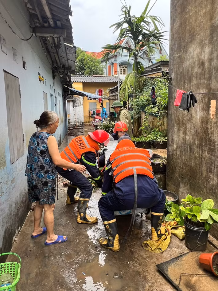 Theo chính quyền địa phương, nhiều hộ dân tại các khu vực thấp trũng đã được hỗ trợ di chuyển phương tiện, đồ dùng sinh hoạt đến nơi an toàn. Sau khi nước rút, các lực lượng tiếp tục phối hợp cùng người dân thu dọn bùn đất, rác thải, vệ sinh môi trường nhằm sớm đưa cuộc sống trở lại bình thường.