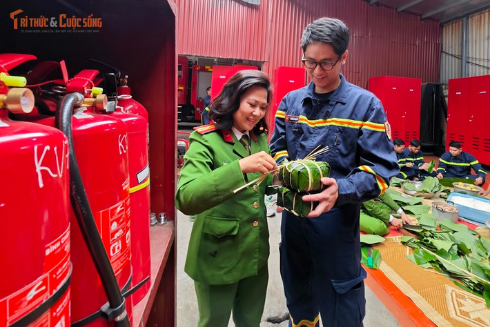 Việc cùng nhau gói bánh chưng không chỉ nhằm có thêm món ăn truyền thống trong ngày Tết mà còn là dịp gắn kết tập thể, giúp cán bộ, chiến sĩ vơi bớt nỗi nhớ gia đình. Trong môi trường đặc thù, sự sẻ chia và tinh thần đồng đội chính là điểm tựa tinh thần quan trọng để mỗi người hoàn thành tốt nhiệm vụ.