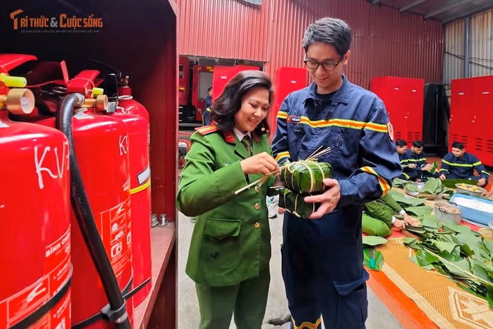 Việc cùng nhau gói bánh chưng không chỉ nhằm có thêm món ăn truyền thống trong ngày Tết mà còn là dịp gắn kết tập thể, giúp cán bộ, chiến sĩ vơi bớt nỗi nhớ gia đình. Trong môi trường đặc thù, sự sẻ chia và tinh thần đồng đội chính là điểm tựa tinh thần quan trọng để mỗi người hoàn thành tốt nhiệm vụ.