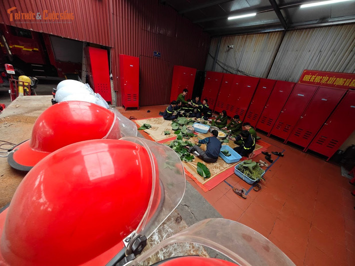 Những chiếc bánh chưng sau khi gói xong được xếp ngay ngắn vào nồi lớn, chuẩn bị luộc xuyên đêm. Ánh lửa hồng bập bùng nơi góc sân càng làm không khí cuối năm thêm ấm áp. Song song với đó, công tác chuyên môn vẫn được duy trì nghiêm túc, đúng quy trình.