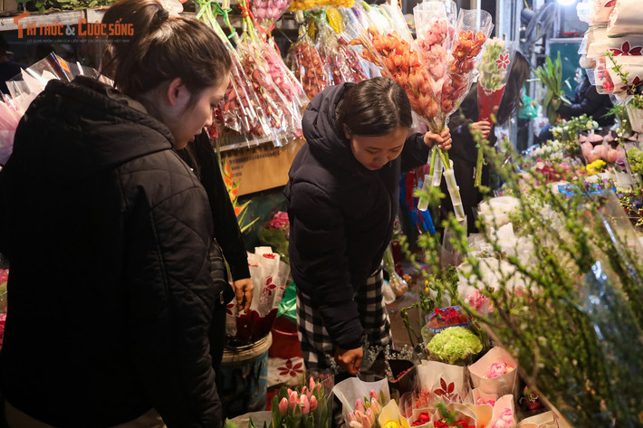 Theo ghi nhận, các mặt hàng hút khách nhất vẫn là hoa ly, lay ơn, đào, mộc lan… Lượng người mua tăng mạnh khiến giá nhiều loại hoa bị đẩy lên cao so với ngày thường. Một số mặt hàng ghi nhận mức tăng gấp đôi, thậm chí cao hơn, nhưng vẫn không làm giảm sức mua trong những ngày giáp Tết.