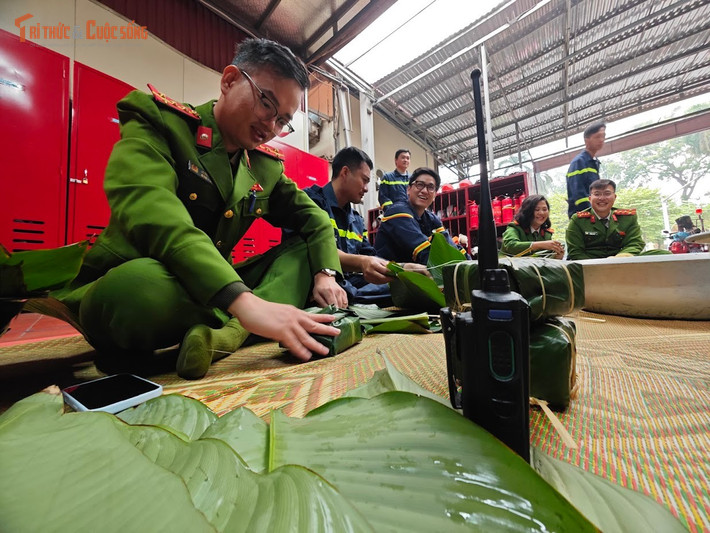 Những bàn tay rắn rỏi quen cầm vòi phun, mang mặt nạ dưỡng khí nay khéo léo gấp lá, buộc lạt. Dưới mái hiên đơn vị, tiếng trò chuyện râm ran, tiếng cười xen lẫn sự tập trung tạo nên bầu không khí Tết rất riêng của lính cứu hỏa. Với nhiều chiến sĩ, đây là khoảnh khắc hiếm hoi để cảm nhận hương vị Tết trong những ngày trực chiến xa nhà.