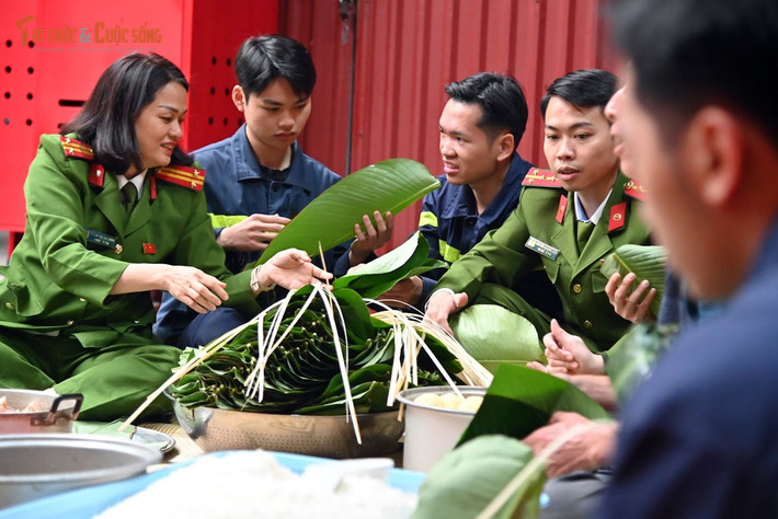 Những ngày cuối năm, tại trụ sở Đội Chữa cháy và Cứu nạn cứu hộ Khu vực 7 (thuộc Phòng Cảnh sát PCCC&amp;CNCH – Công an TP Hà Nội), không khí đón xuân diễn ra lặng lẽ nhưng ấm áp. Không có những mâm cỗ thịnh soạn hay tiệc tất niên rộn ràng, Tết của lính cứu hỏa bắt đầu từ những điều rất đỗi bình dị, cùng nhau gói bánh chưng trong khuôn viên đơn vị.