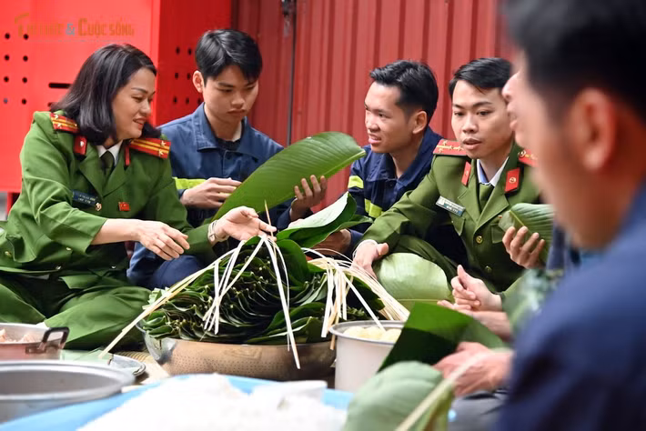 Những ngày cuối năm, tại trụ sở Đội Chữa cháy và Cứu nạn cứu hộ Khu vực 7 (thuộc Phòng Cảnh sát PCCC&amp;CNCH – Công an TP Hà Nội), không khí đón xuân diễn ra lặng lẽ nhưng ấm áp. Không có những mâm cỗ thịnh soạn hay tiệc tất niên rộn ràng, Tết của lính cứu hỏa bắt đầu từ những điều rất đỗi bình dị, cùng nhau gói bánh chưng trong khuôn viên đơn vị.