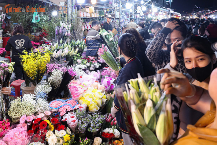 Ghi nhận vào tối 14/2 (tức 27 tháng Chạp), hàng nghìn người dân từ khắp nơi đổ về chợ hoa để sắm sửa cho ngày Tết. Từ các tiểu thương mua sỉ, chủ cửa hàng hoa đến người dân mua lẻ, ai cũng tranh thủ những ngày cuối năm để chọn cho gia đình những cành hoa tươi nhất. Lượng người tăng đột biến khiến khu vực trong và xung quanh chợ luôn chật kín, không khí mua bán sôi động chưa từng có.