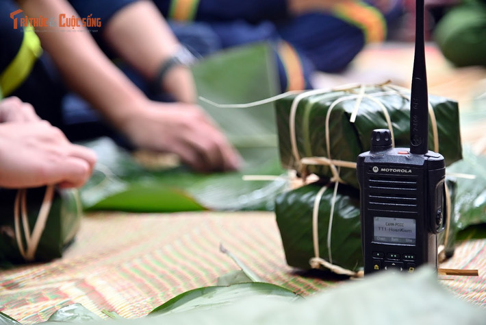 Dẫu vậy, không khí xuân không làm lơi là kỷ luật. Ngay tại khu vực gói bánh, bộ đàm vẫn được đặt ở vị trí dễ quan sát, sẵn sàng nhận lệnh. Với lính cứu hỏa, Tết luôn gắn liền với yêu cầu sẵn sàng cao nhất. Bất cứ lúc nào có tín hiệu từ Trung tâm chỉ huy, mọi hoạt động đều có thể tạm dừng để lên đường làm nhiệm vụ.