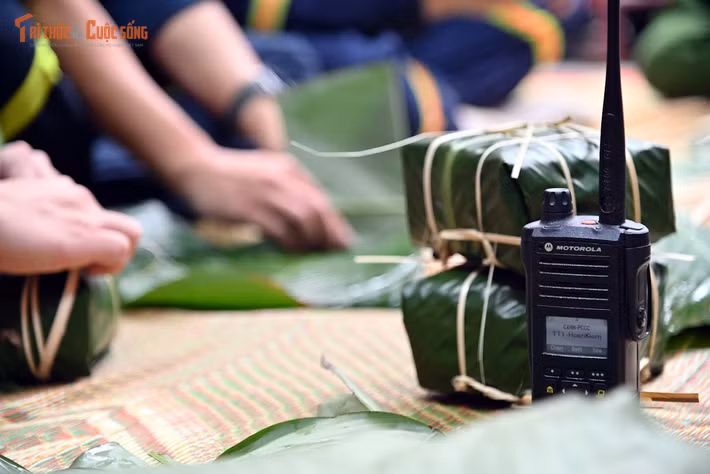 Dẫu vậy, không khí xuân không làm lơi là kỷ luật. Ngay tại khu vực gói bánh, bộ đàm vẫn được đặt ở vị trí dễ quan sát, sẵn sàng nhận lệnh. Với lính cứu hỏa, Tết luôn gắn liền với yêu cầu sẵn sàng cao nhất. Bất cứ lúc nào có tín hiệu từ Trung tâm chỉ huy, mọi hoạt động đều có thể tạm dừng để lên đường làm nhiệm vụ.