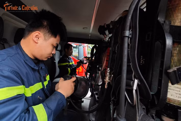 Tại khu vực để xe chuyên dụng, các chiến sĩ kỹ thuật tiến hành kiểm tra, bảo dưỡng phương tiện. Từng hạng mục được rà soát cẩn thận, các thiết bị như cưa máy cầm tay, máy bơm, hệ thống chiếu sáng di động đều được vận hành thử để đảm bảo hoạt động ổn định khi có tình huống phát sinh. Với lực lượng PCCC, mỗi phút chậm trễ đều có thể gây hậu quả lớn, vì vậy sự sẵn sàng là yêu cầu đặt lên hàng đầu.