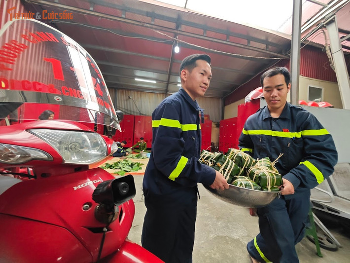 Giữa không khí Tết đang đến rất gần, hình ảnh những chiến sĩ cảnh sát PCCC vừa gói bánh chưng, vừa túc trực bên phương tiện, trang thiết bị đã trở thành minh chứng sinh động cho tinh thần “vì nhân dân phục vụ”. Khi nhiều gia đình quây quần bên mâm cơm tất niên, những người lính cứu hỏa Thủ đô vẫn lặng lẽ giữ nhịp trực chiến, góp phần mang đến một mùa xuân bình yên cho thành phố.