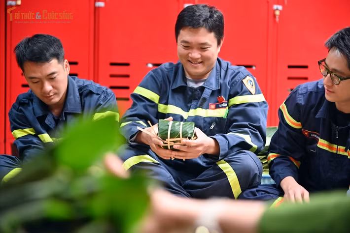 Khoảng sân nhỏ vốn quen thuộc với những buổi sinh hoạt, luyện tập nay trở thành nơi sum họp của cán bộ, chiến sĩ. Từ sáng sớm, từng người được phân công nhiệm vụ cụ thể, người rửa lá dong, người vo gạo, đãi đỗ xanh, người chuẩn bị thịt. Nguyên liệu được chuẩn bị chu đáo từ trước, sắp xếp gọn gàng, đúng tinh thần kỷ luật vốn có của lực lượng vũ trang.