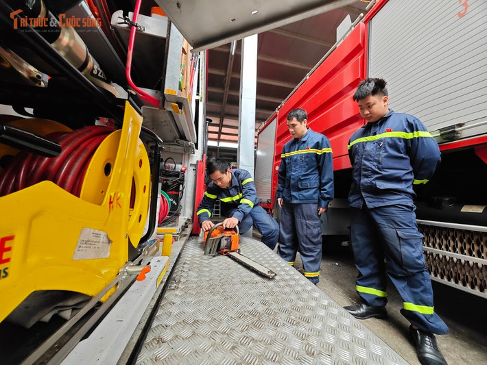 Các trang bị bảo hộ cá nhân cũng được kiểm tra kỹ lưỡng. Mặt nạ dưỡng khí – “lá chắn sinh mạng” của lính cứu hỏa khi làm việc trong môi trường khói, khí độc – được từng chiến sĩ trực tiếp kiểm tra, đảm bảo áp suất và khả năng hoạt động ổn định. Đây là công việc quen thuộc nhưng không bao giờ được phép chủ quan, nhất là trong những ngày cao điểm Tết.