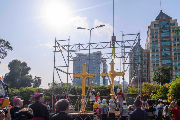 Theo chia sẻ từ linh mục Ignatio Hồ Văn Xuân, Trưởng ban trùng tu Nhà thờ Đức Bà Sài Gòn, cặp Thánh giá được chế tác tại Bỉ bằng thép nguyên khối, mỗi cây nặng khoảng 400 kg, cao 3,73 m.