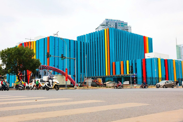 Diện mạo của nhà hát được tạo hình từ hàng chục khối cột thẳng đứng đan xen. Khác với những gam màu trung tính quen thuộc, công trình mạnh dạn sử dụng dải màu nguyên bản: xanh dương, đỏ, vàng, cam... thu hút sự tò mò và ánh nhìn của đông đảo người dân khi tham gia giao thông.