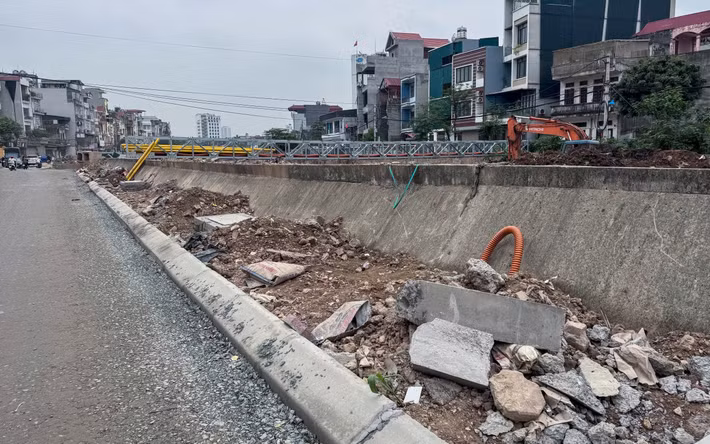 Nhiều đoạn hào móng dọc tuyến mở đường bị đào sâu nhưng không có rào chắn kiên cố, không biển cảnh báo, rất dễ gây tai nạn cho người đi đường, đặc biệt vào buổi tối.