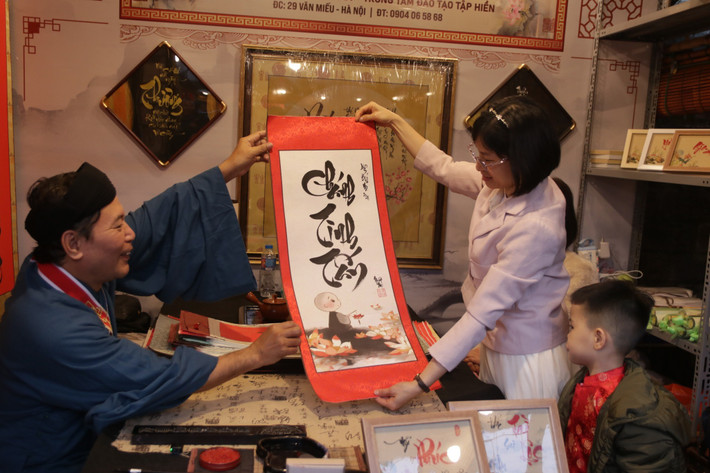 Điểm đáng chú ý của Hội chữ Xuân Bính Ngọ 2026 là bước đổi mới rõ nét trong công tác tổ chức. Khu vực Hồ Văn được cải tạo, chỉnh trang toàn diện, tạo nên diện mạo mới vừa giữ được tinh thần truyền thống, vừa mang hơi thở đương đại.