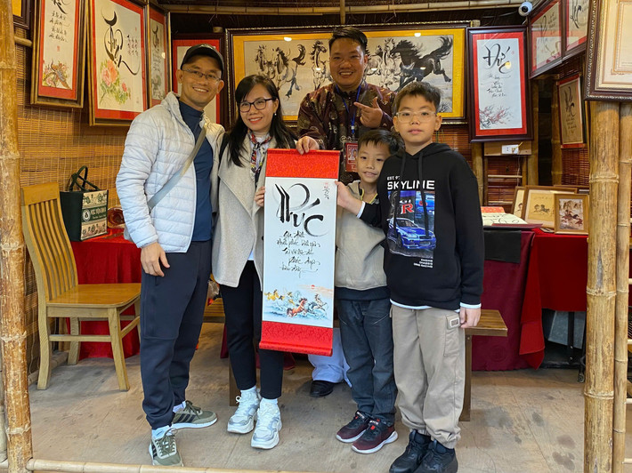 Bên cạnh xin chữ, chuỗi hoạt động văn hóa – nghệ thuật phong phú cũng góp phần làm nên sức sống cho Hội chữ Xuân năm nay. Các không gian trải nghiệm di sản, văn hóa đọc, trưng bày làng nghề truyền thống được thiết kế mở, giúp người tham quan dễ dàng tiếp cận và tương tác. Những giá trị văn hóa dân gian được tái hiện sinh động thông qua các trò chơi truyền thống, cờ dân gian, múa lân, mang lại không khí Xuân rộn ràng, gần gũi.