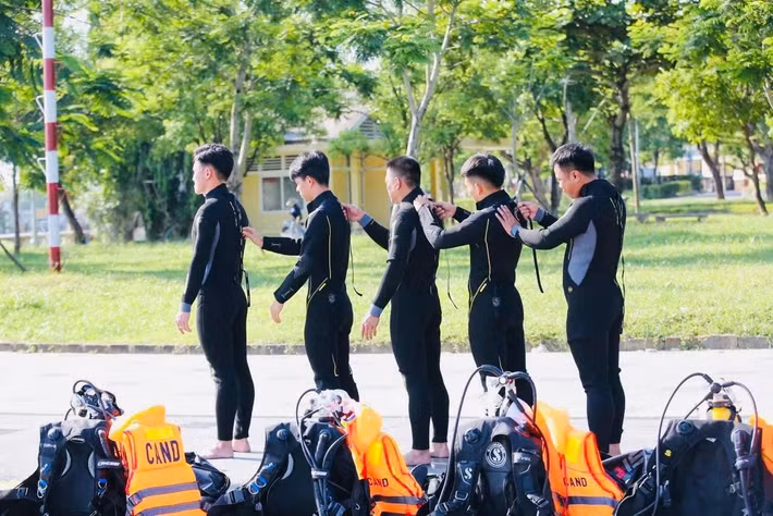 Khác với các bài tập trên cạn, môi trường huấn luyện dưới nước tiềm ẩn nhiều khó khăn và nguy hiểm hơn. Các chiến sĩ phải đối mặt với dòng chảy phức tạp, độ sâu thay đổi liên tục, tầm nhìn hạn chế cùng nhiều chướng ngại vật dưới nước có thể ảnh hưởng đến quá trình tiếp cận và cứu hộ nạn nhân.