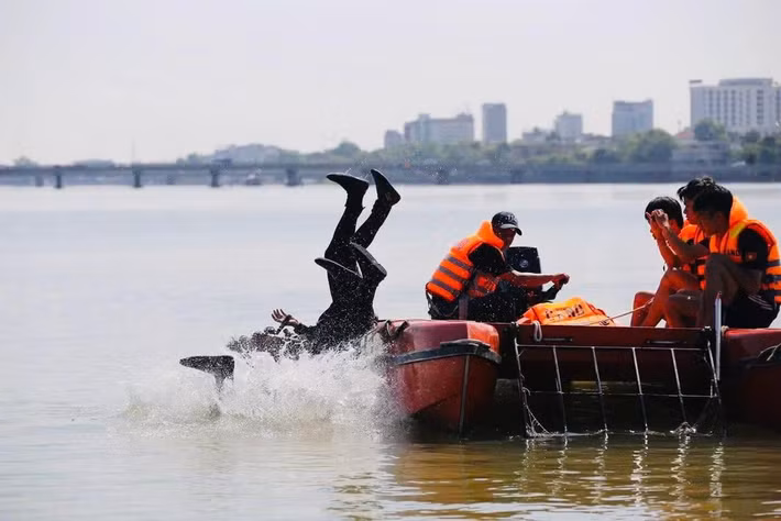 Những buổi huấn luyện vất vả dưới nắng nóng không chỉ thể hiện tinh thần trách nhiệm của lực lượng Cảnh sát PCCC và CNCH mà còn là sự chuẩn bị thầm lặng để khi người dân gặp nạn, các cán bộ, chiến sĩ có thể nhanh chóng có mặt, kịp thời cứu người, bảo vệ tính mạng và tài sản của Nhân dân.