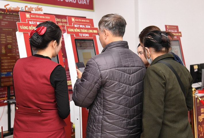 Chuyên gia kinh tế tiêu dùng khuyên người dân nên mua với lượng tượng trưng, cân nhắc tài chính vì giá vàng có thể biến động. Công nghệ chỉ hỗ trợ giao dịch nhanh và minh bạch hơn, việc quyết định mua hay không vẫn phụ thuộc vào nhu cầu và khả năng tài chính của từng gia đình. Một người xếp hàng khác, anh Tuấn, nói: “Dù biết có kiosk, tôi vẫn xếp hàng một chút để giữ phong tục - nhưng nếu quá đông, sẽ trả tiền bằng máy cho nhanh”.