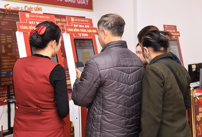 Chuyên gia kinh tế tiêu dùng khuyên người dân nên mua với lượng tượng trưng, cân nhắc tài chính vì giá vàng có thể biến động. Công nghệ chỉ hỗ trợ giao dịch nhanh và minh bạch hơn, việc quyết định mua hay không vẫn phụ thuộc vào nhu cầu và khả năng tài chính của từng gia đình. Một người xếp hàng khác, anh Tuấn, nói: “Dù biết có kiosk, tôi vẫn xếp hàng một chút để giữ phong tục - nhưng nếu quá đông, sẽ trả tiền bằng máy cho nhanh”.