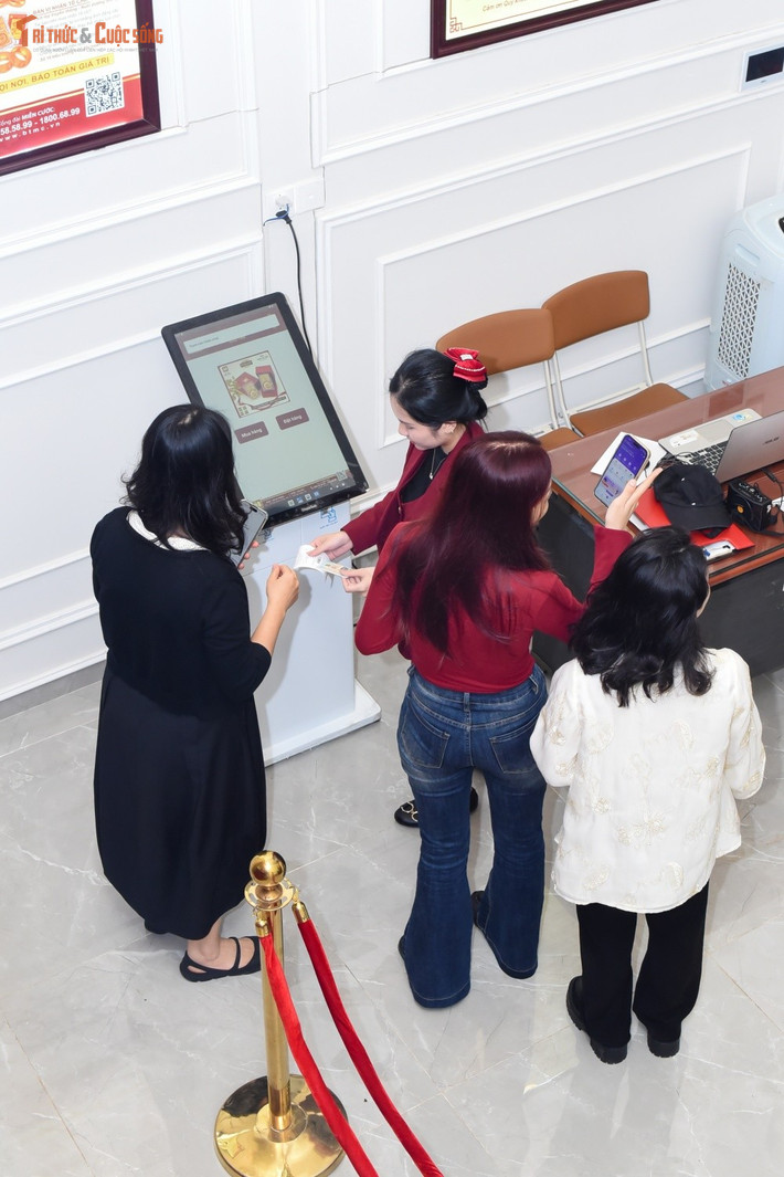 Với nhiều cửa hàng tiếp tục mở rộng điểm đặt kiosk và nâng cấp hình thức thanh toán, mùa vía Thần Tài trong tương lai có thể bớt cảnh xếp hàng, nhưng vẫn giữ được không khí trang trọng đầu năm.