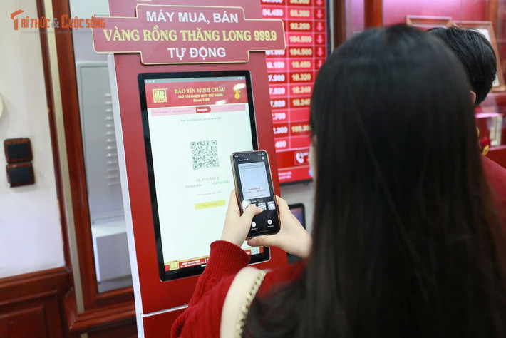 Lợi ích dễ thấy là tiết kiệm thời gian và phân luồng khách. Nhiều người lớn tuổi, bận công việc, hoặc gia đình có trẻ nhỏ nói họ cảm thấy an tâm hơn khi không phải đứng chờ giữa đám đông. “Tôi đến mua sớm nhưng vẫn muốn dùng kiosk vì nhanh, không phải đứng lâu. Nhất là hôm trời mưa, máy thực sự tiện”, chị Lan -khách xếp hàng sớm chia sẻ. Đó là lý do không ít cửa hàng vừa hoạt động bán truyền thống vừa bố trí kiosk để phục vụ song hành.