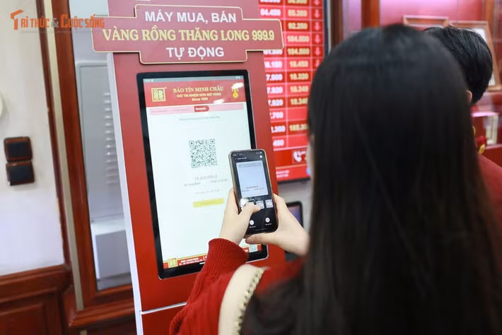 Lợi ích dễ thấy là tiết kiệm thời gian và phân luồng khách. Nhiều người lớn tuổi, bận công việc, hoặc gia đình có trẻ nhỏ nói họ cảm thấy an tâm hơn khi không phải đứng chờ giữa đám đông. “Tôi đến mua sớm nhưng vẫn muốn dùng kiosk vì nhanh, không phải đứng lâu. Nhất là hôm trời mưa, máy thực sự tiện”, chị Lan -khách xếp hàng sớm chia sẻ. Đó là lý do không ít cửa hàng vừa hoạt động bán truyền thống vừa bố trí kiosk để phục vụ song hành.