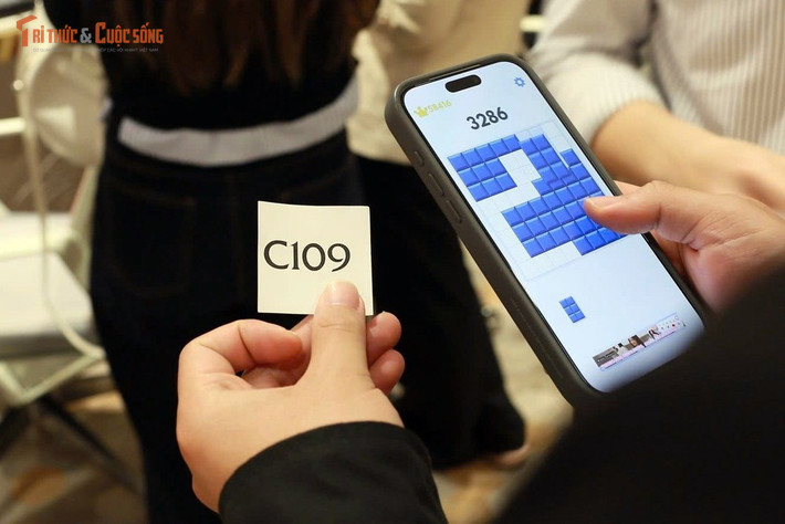 Tuy nhiên, không phải ai cũng dễ dàng chấp nhận công nghệ mới. Một bộ phận khách hàng trung niên hoặc lớn tuổi lo ngại thao tác thanh toán bằng điện thoại, ví điện tử hoặc máy kiosk sẽ phức tạp, hoặc sợ lỗi kỹ thuật giữa lúc đông khách. Nhân viên tại các cửa hàng cho biết họ vẫn duy trì quầy phục vụ trực tiếp, đồng thời cử nhân viên hướng dẫn khách dùng kiosk nhằm hạn chế trục trặc.