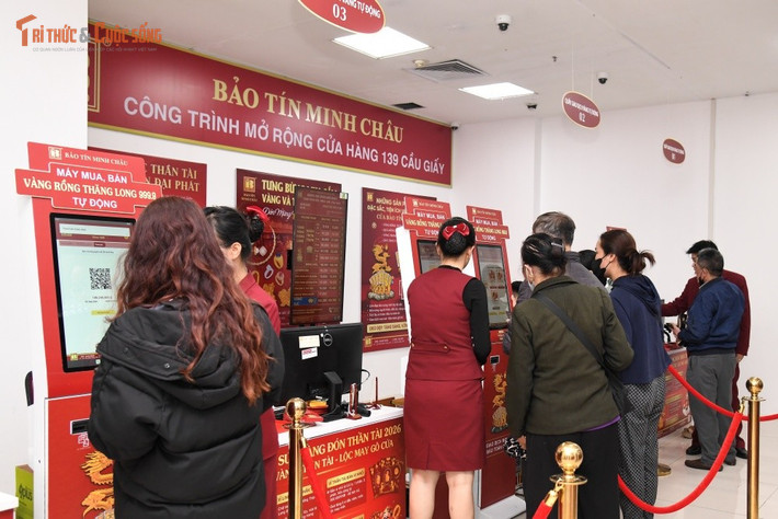 Doanh nghiệp cũng tận dụng kiosk để triển khai thêm dịch vụ đặt cọc trực tuyến — khách đặt trước qua app, tới kiosk nhận mã, sau đó quẹt thẻ hoặc ví điện tử để hoàn tất giao dịch. Cách này giảm áp lực cho bộ phận thanh toán, đồng thời giúp cửa hàng quản lý số lượng hàng bán trong ngày vía Thần Tài, tránh tình trạng chen lấn và thiếu hàng.