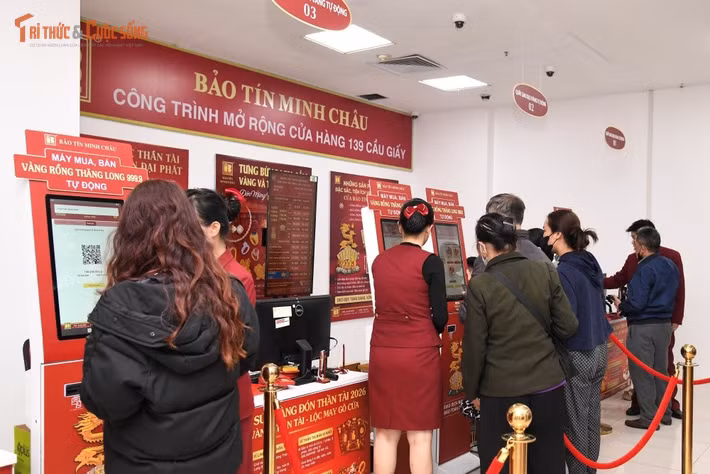 Doanh nghiệp cũng tận dụng kiosk để triển khai thêm dịch vụ đặt cọc trực tuyến — khách đặt trước qua app, tới kiosk nhận mã, sau đó quẹt thẻ hoặc ví điện tử để hoàn tất giao dịch. Cách này giảm áp lực cho bộ phận thanh toán, đồng thời giúp cửa hàng quản lý số lượng hàng bán trong ngày vía Thần Tài, tránh tình trạng chen lấn và thiếu hàng.