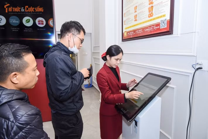 Việc xuất hiện các kiosk bán vàng tự động sẽ giúp giảm thiểu tình trạng phải chờ đợi đến lượt mua vàng và thanh toán.