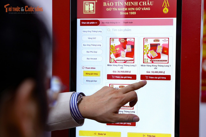 Tại một số điểm giao dịch, doanh nghiệp triển khai giải pháp công nghệ ngay trên vỉa hè, máy bán vàng tự động cho phép khách chọn mẫu, quét mã QR, thanh toán không tiền mặt và nhận sản phẩm tại khe nhận — thao tác tương tự như rút tiền ở ATM. Sự xuất hiện của những máy này từng được giới thiệu tại các sự kiện công nghệ và được một số thương hiệu triển khai rộng rãi.