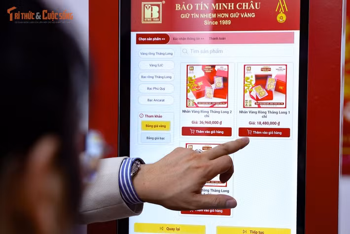 Tại một số điểm giao dịch, doanh nghiệp triển khai giải pháp công nghệ ngay trên vỉa hè, máy bán vàng tự động cho phép khách chọn mẫu, quét mã QR, thanh toán không tiền mặt và nhận sản phẩm tại khe nhận — thao tác tương tự như rút tiền ở ATM. Sự xuất hiện của những máy này từng được giới thiệu tại các sự kiện công nghệ và được một số thương hiệu triển khai rộng rãi.
