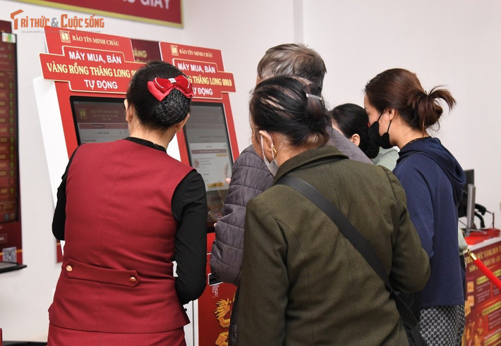 Cuối cùng, sự kết hợp giữa truyền thống và công nghệ đang vẽ nên một diện mạo mới cho việc mua vàng dịp lễ: người dân vẫn giữ thói quen lấy vía đầu năm, nhưng giờ có thêm lựa chọn để thực hiện nhanh, an toàn và ít căng thẳng hơn.