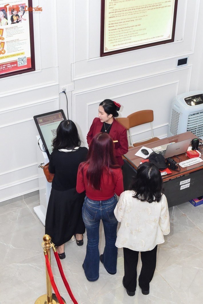 Dàn nhân viên của các "nhà vàng" đình đám luôn luôn túc trực để sẵn sàng hỗ trợ khách mua vàng tại các kiosk bán vàng tự động.