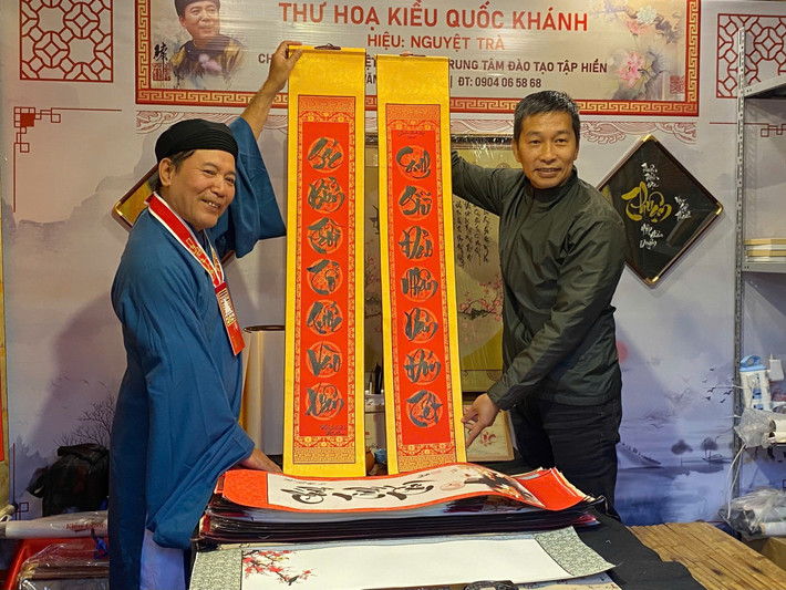 Những con chữ mang ý nghĩa tốt lành như “Phúc”, “Lộc”, “Thọ”, “An”, “Trí”, “Nhẫn”… được trao gửi trong không khí trang trọng, thể hiện mong ước về một năm mới bình an, may mắn và hanh thông.