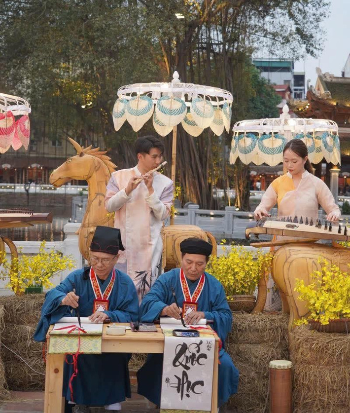 Theo ban tổ chức, Hội chữ Xuân năm nay diễn ra từ ngày 11/02 đến 01/3/2026 (tức từ 24 tháng Chạp năm Ất Tỵ đến 13 tháng Giêng năm Bính Ngọ), mở cửa phục vụ khách tham quan hằng ngày từ 8h00 đến 22h00.