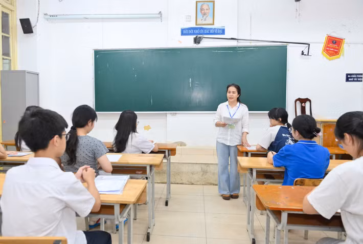 Sau khi ổn định vị trí, các giám thị phổ biến cho các thí sinh về quy chế thi.