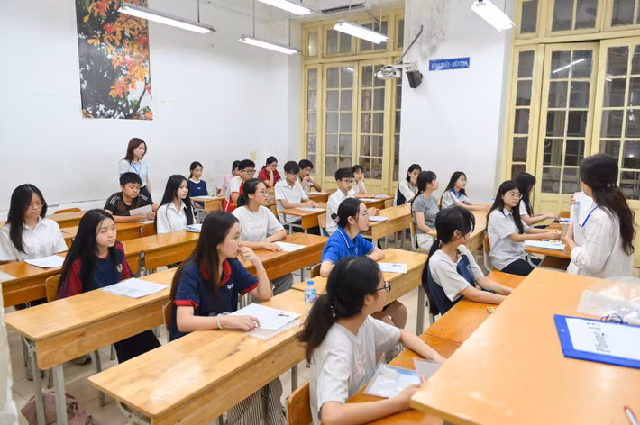 Tại các điểm thi, thí sinh sẽ được cán bộ coi thi phổ biến quy chế thi và các thông tin cần thiết trước ngày thi. Đây cũng là buổi thí sinh, người nhà khảo sát cung đường, thời gian di chuyển đến điểm thi, tránh tình huống nhầm điểm thi hoặc đến chậm, muộn.