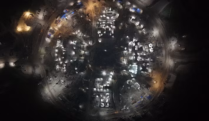 Ghi nhận tại hiện trường cho thấy, công trình đang bước vào giai đoạn thi công cao điểm. Nhiều mũi thi công được triển khai đồng thời, từ gia cố nền móng, san lấp mặt bằng đến xây dựng các hạng mục khán đài, hạ tầng kỹ thuật. Lưu lượng phương tiện vận chuyển vật liệu hoạt động gần như 24/7, cho thấy quyết tâm đẩy nhanh tiến độ của chủ đầu tư.