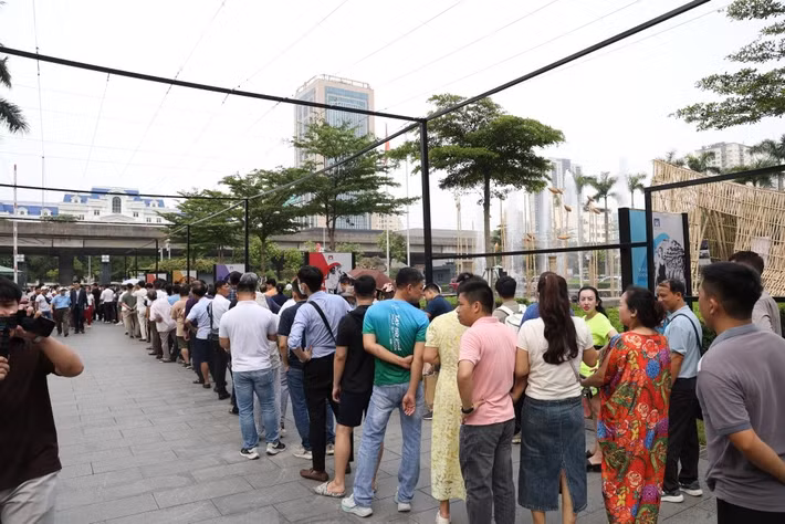 Ngoài khu vực sa bàn và mô hình, triển lãm còn dành không gian lớn để trưng bày hệ thống pano khổ lớn giới thiệu quá trình hình thành, mở rộng và phát triển của Hà Nội qua các giai đoạn lịch sử. Các bản đồ quy hoạch theo từng thời kỳ, định hướng phát triển không gian đô thị, hệ thống hạ tầng kỹ thuật, quy hoạch sử dụng đất và các khu chức năng được trình bày khoa học, giúp người xem có cái nhìn toàn diện về quá trình phát triển của Thủ đô.