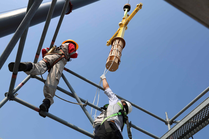 Thánh giá được cần cẩu chuyên dụng đưa lên độ cao hơn 60m, sau đó hạ dần xuống vị trí đỉnh tháp kẽm bên phải của tháp chuông Nhà thờ Đức Bà Sài Gòn