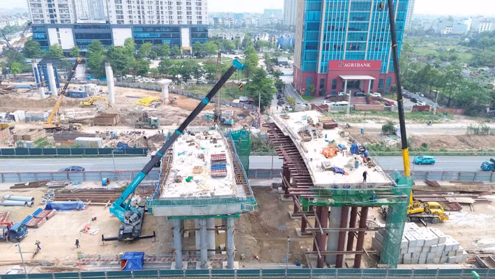 Các nhánh tuabin kết hợp hầm trực thông: Hầm chui trực thông theo hướng đường Lê Trọng Tấn (nay là Hoàng Tùng) đi quốc lộ 32, tim tuyến trùng với đường Hoàng Tùng, bố trí 4 làn xe với tổng chiều dài 975m.