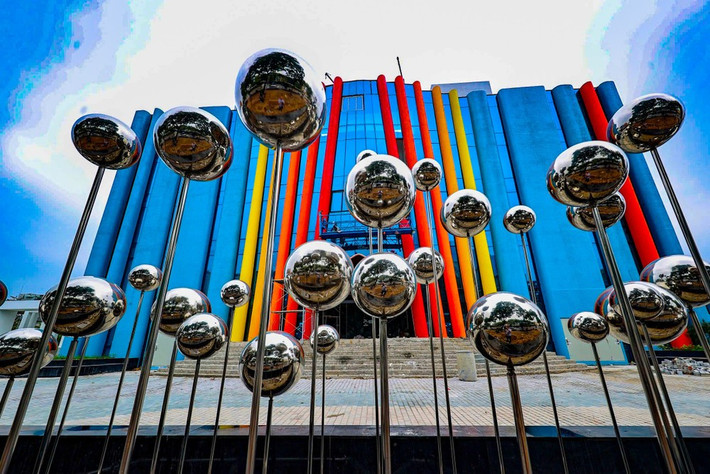 Khu vực phía trước nhà hát đang dần được đồng bộ, tạo không gian mở cho hoạt động đón khách và tổ chức sự kiện.